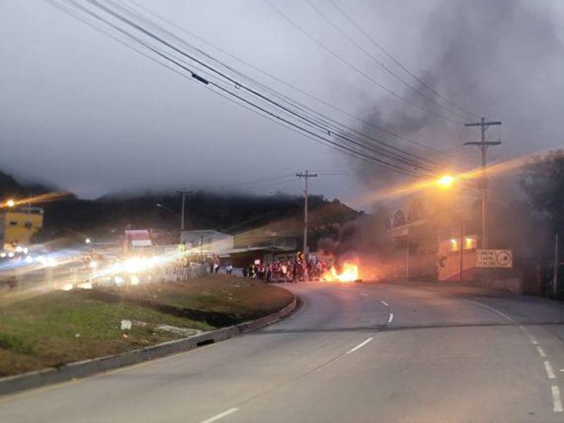 Los manifestantes se tomaron la salida al norte a primera hora de la mañana, provocando malestar entre quienes buscaban ingresar a la ciudad.