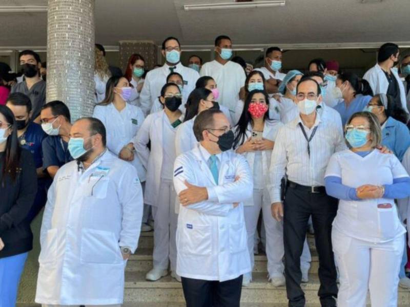 Médicos interinos de la red hospitalaria pública continúan laborando pese a acumular hasta seis meses sin recibir su salario, según el Colegio Médico.