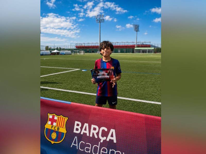 El futbolista hondureño Esdras López González continúa su proceso de formación internacional luego de participar en entrenamientos en La Masia.