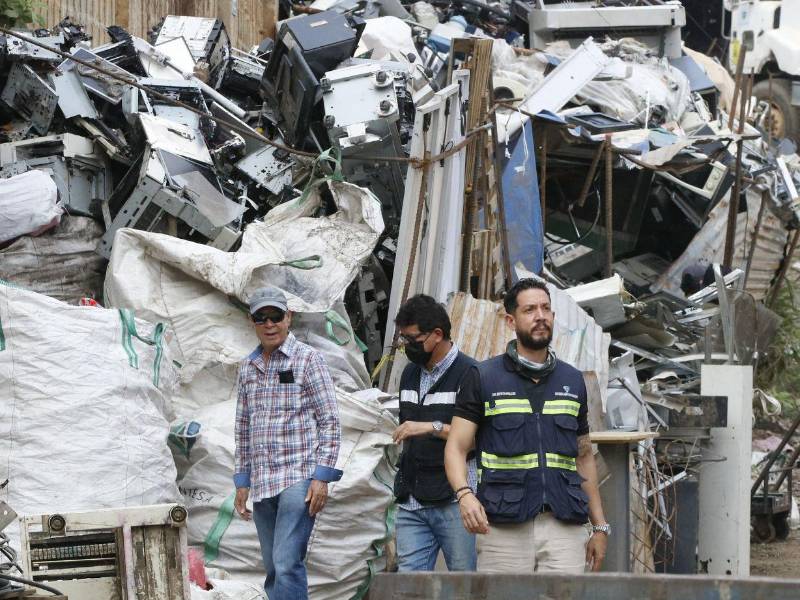 Tres historias, una misión: junto a su padre Benito Morales y su mano derecha, Luis Lagos, quienes transforman el reciclaje en esperanza.