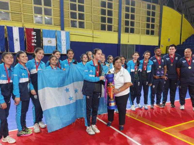 Las jugadoras hondureñas levantan el trofeo tras imponerse 3-0 a Guatemala en la final del certamen regional.