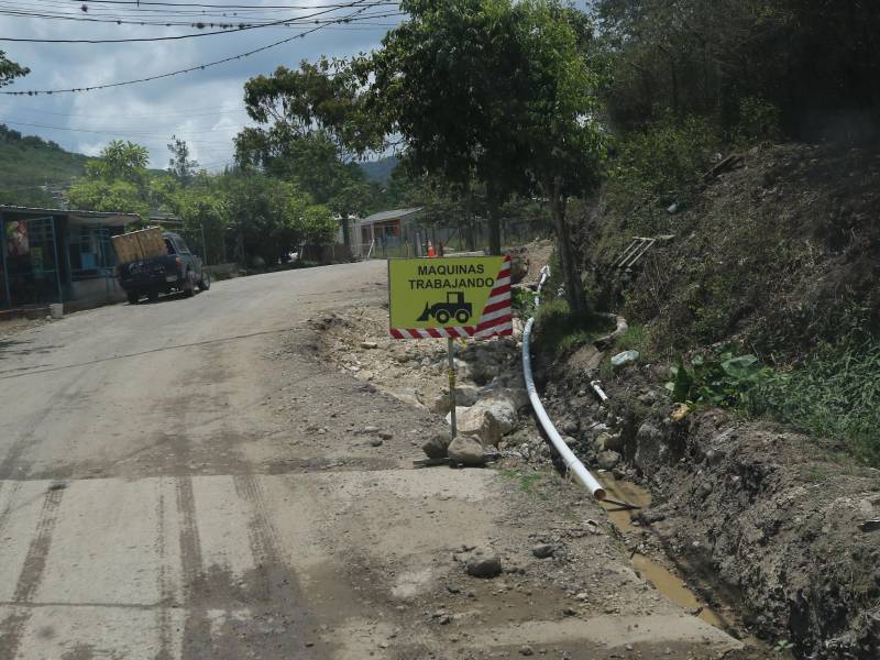 Aunque hay un aviso de maquinas trabando, en el recorrido de EL HERALDO solo se vio una. Los trabajos que estaban ejecutando eran de tuberias y cunetas.