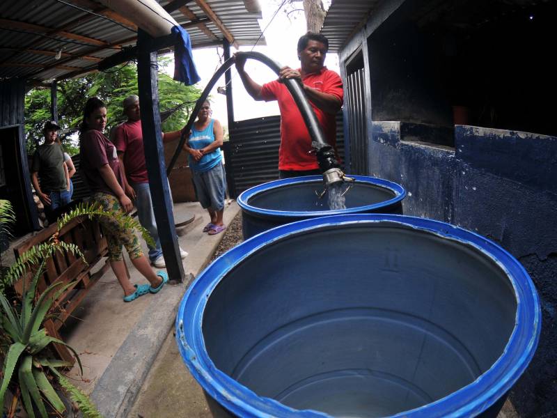 En la casa de doña Ena el agua no llega por la llave hace cuatro meses, por eso se la ha secado hasta el palito de aguacate que está a un costado del patio. La pipa de la UMAPS le llenó la pila y los dos barriles que había sacado.