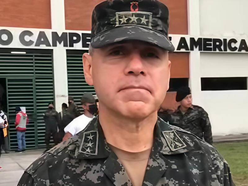 El Coronel Gustavo Álvarez Rodríguez es uno de los oficiales que continúa en disponibilidad. Es el único oficial de la promoción 30 que fue enviado a su casa con salario por órdenes de Roosevelt Hernández.