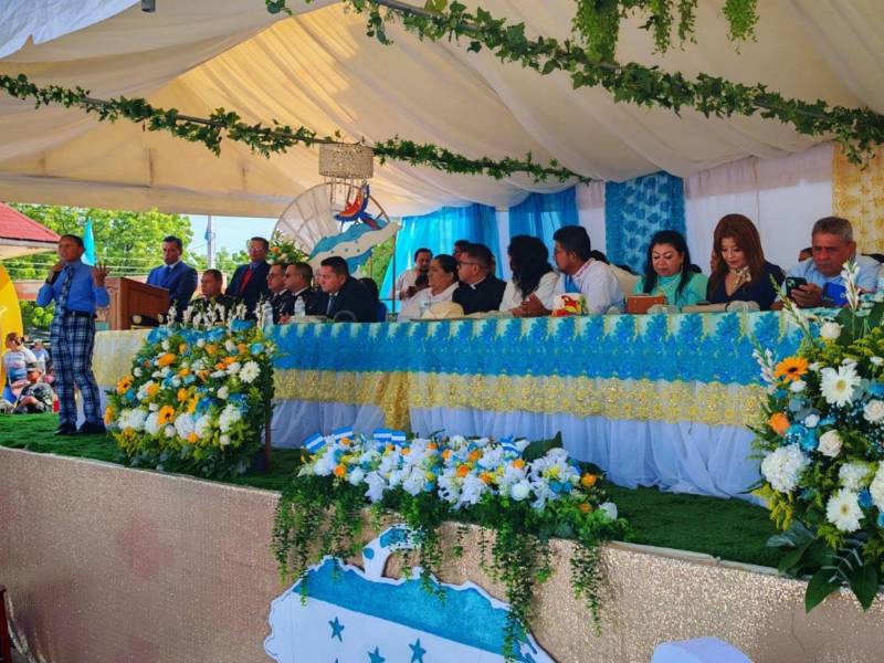 En el estrado principal, habilitado en la concha acústica de la Plaza Central de Choluteca, las autoridades municipales y de Educación rendían aplausos a los institutos participantes en los desfiles.