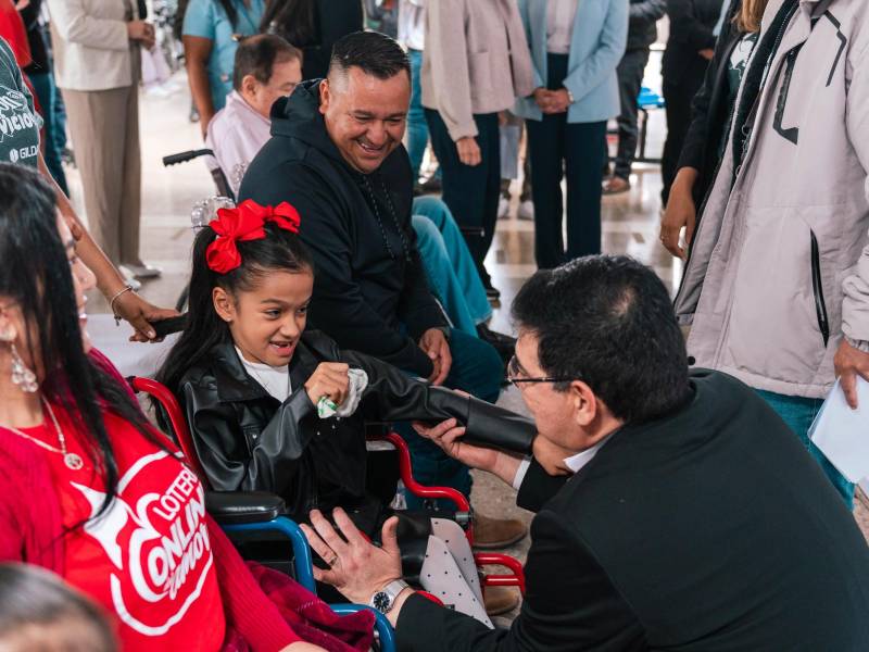 Carlos Girón, vicepresidente corporativo de Imagen y Reputación Institucional de Banco Atlántida, comparte momentos con los niños beneficiarios por la Teletón durante el lanzamiento de la Lotería Online del Amor 2025.