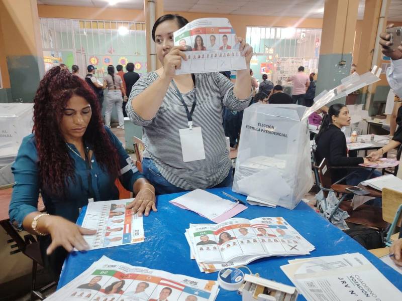 Pasadas las 6:00 de la tarde de este domingo, las urnas se cerraron y comenzó la ardua labor de escrutinio público, voto por voto en las Juntas Receptoras de Votos (JRV).
