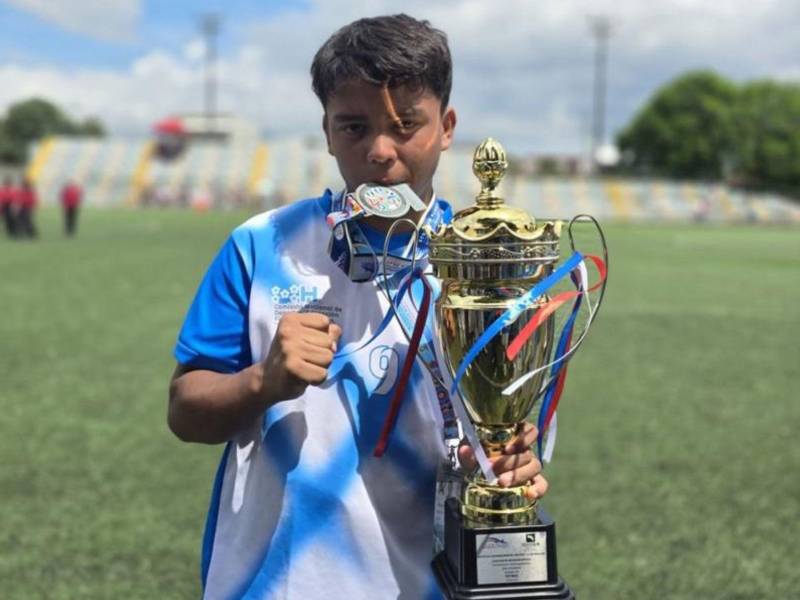 Nahún Isac Ordóñez Sánchez, capitán del equipo, porta con orgullo la copa de subcampeón categoría estudiantil para Honduras.