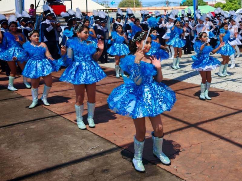 Elegancia y sincronía definieron a las palillonas que optaron por atuendos en azul marino y blanco en los desfiles patrios.