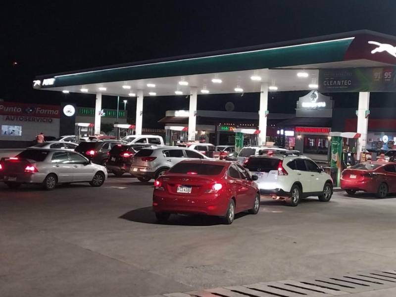 Casi 12 horas antes de que entrara en vigencia el nuevo aumento a los derivados del petróleo, las estaciones reportaron un incremento de conductores abasteciéndose de combustible.