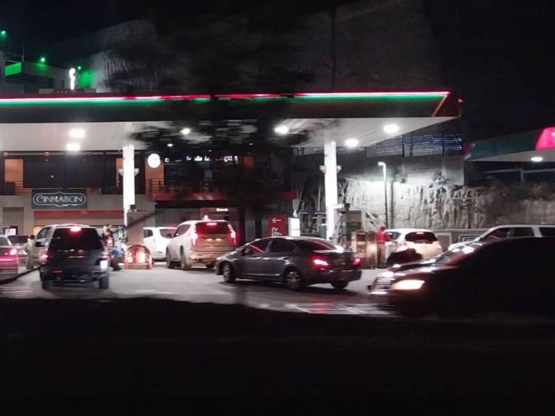 En el anillo perifñerico de Tegucigalpa, las estaciones permanecieron por horas con largas y medianas filas de automotores en espera de abastecimiento.