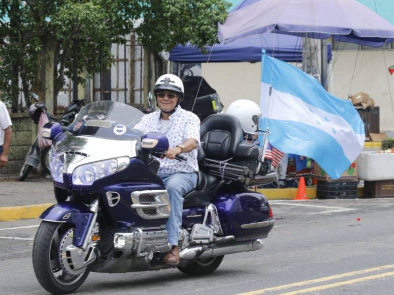 Este sampedrano lució orgulloso la Bandera Nacional de Honduras que ondeaba libre en su recorrido por la ruta que siguió el desfile patrio en la ciudad industrial.