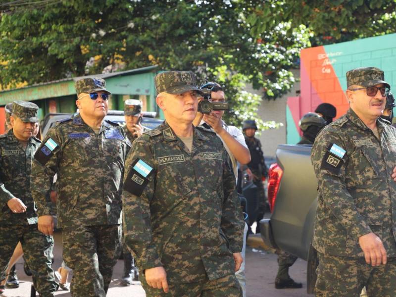 Con un pelotón de militares y agrediendo a periodistas llegó el general Roosevelt Hernández a la primera reunión oficial con el CNE. Cerró toda la vía de acceso.