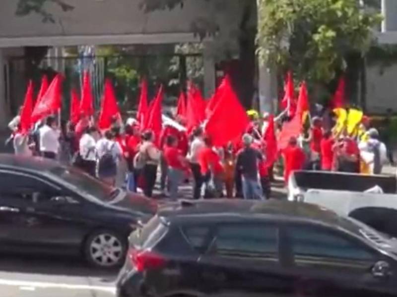 Un grupo de activistas del partido Libre protesta frente a Casa Presidencial por los abusos de poder en Nueva Arcadia, de la investigada diputada Isis Cuellar.