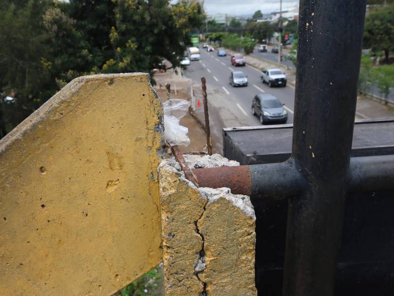 Las columnas del puente están colapsando a pedazos, las lluvias podrían empeorar las condiciones en las que se encuentran.