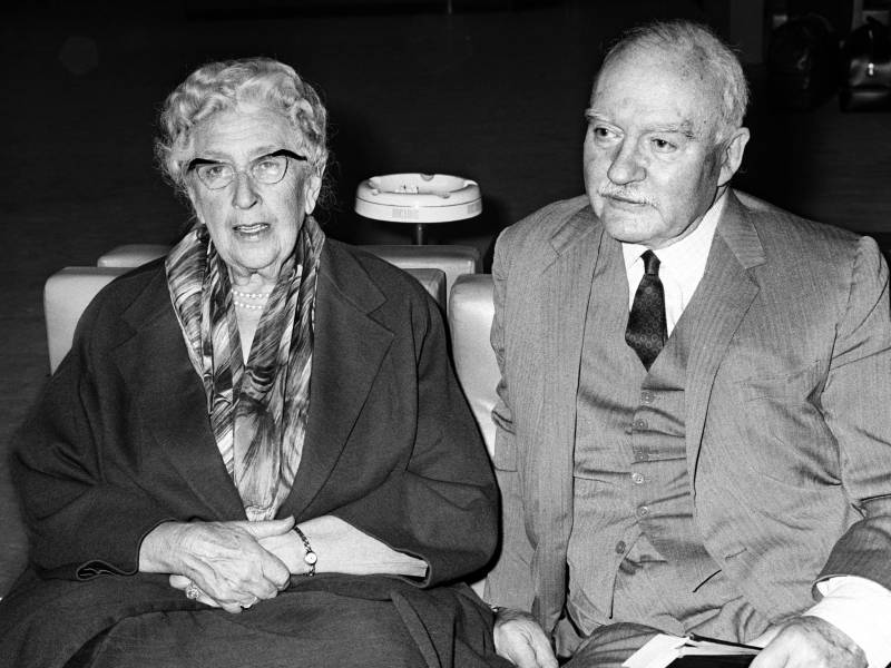 La escritora británica Agatha Christie, acompañada de su marido, Max Mallowan, en una visita a España en 1967. Pilar Rodríguez Veiga / EFE