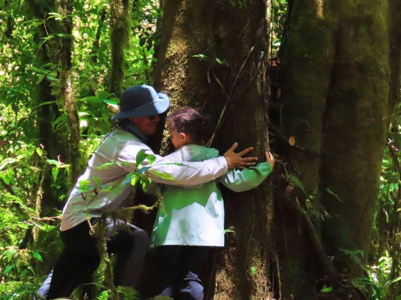 Jorge Luis junto a uno de sus hijos abrazando un árbol. En diálogo con EL HERALDO dijo que él cree que la naturaleza es poética.