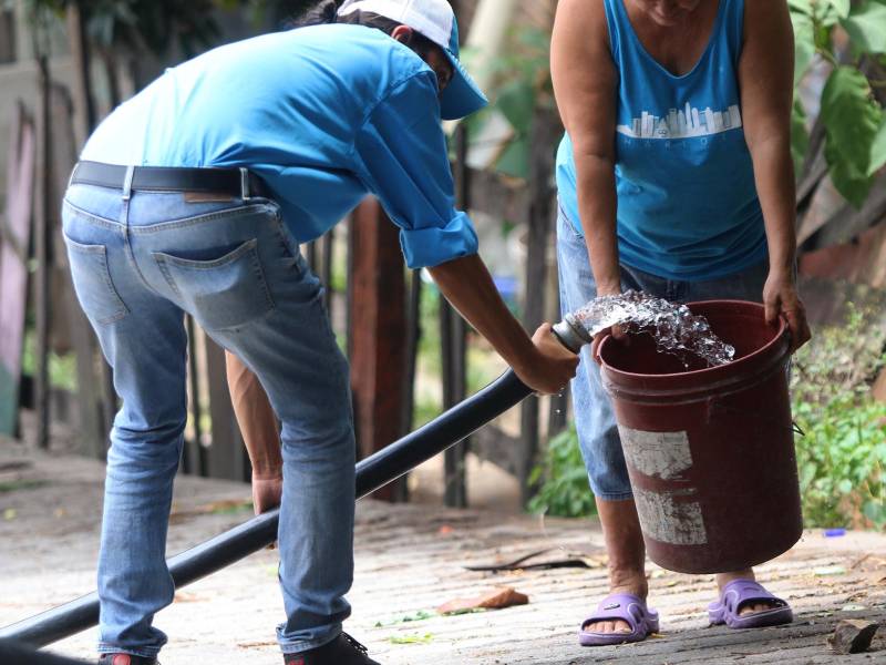 Doña Ena no quería desperdiciar ni una gota del agua que tanto les había costado conseguir gratuitamente. Se había ido al plantel a recordarles que 15 días atrás hizo una solicitud para recibir el beneficio.