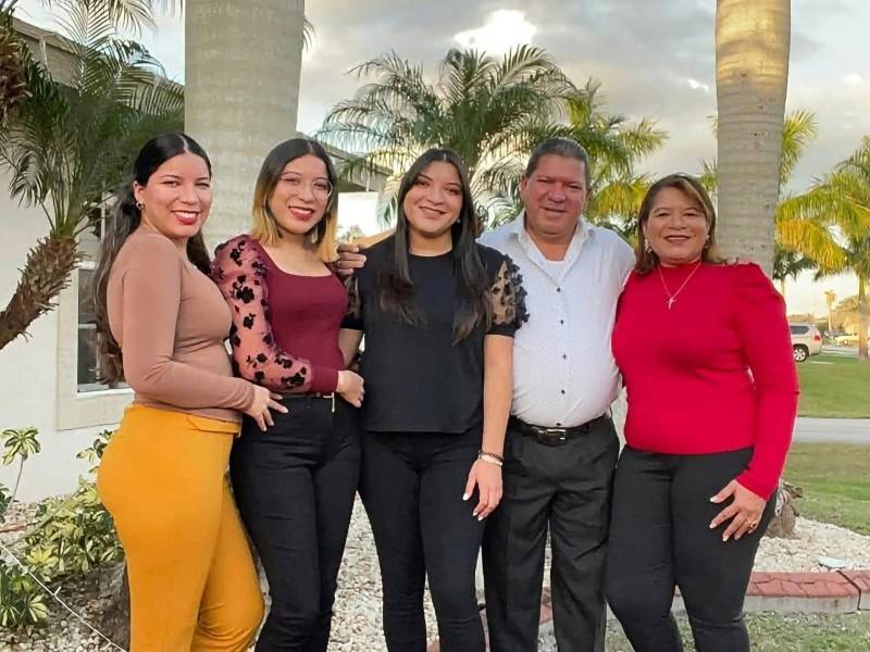 Los padres y la hermana mayor de las gemelas, junto a ellas en una fotografía familiar.