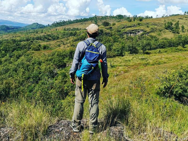 Es un hombre aventurero. Con sus amigos formó un grupo que se llamaba Los Hondunautas. Ahora viaja con su familia. Le dicen Lucas y asegura que es su nombre de montaña.