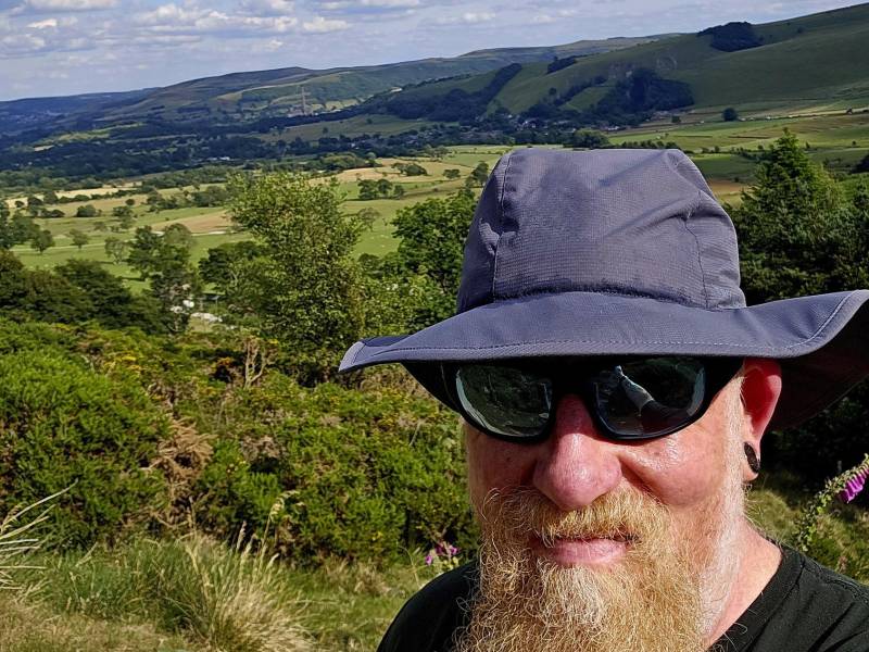 Stuart Cox, un senderista británico, insta a otros a dejar de apilar piedras en el sendero Mam Tor, en Inglaterra. (Stuart Cox)