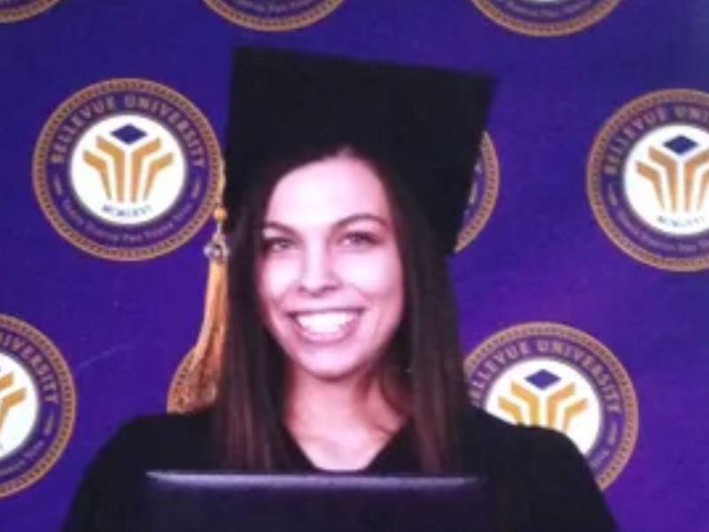 Sarah Root celebraba la noche del trágico accidente, su graduación de la universidad.