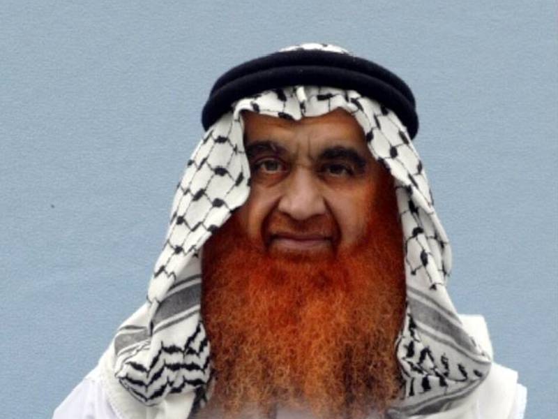 Foto reciente de Khalid Shaik Mohammed, acusado de tramar complot del 11 de septiembre, en una túnica blanca y con su barba pintada de rojo.