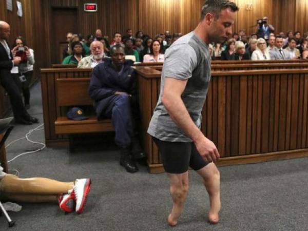 Según el semanario sudafricano City Press, que cita a un detenido de la prisión de Pretoria, Oscar Pistorius habría sido hospitalizado tras haberse cortado las venas de las muñecas.
