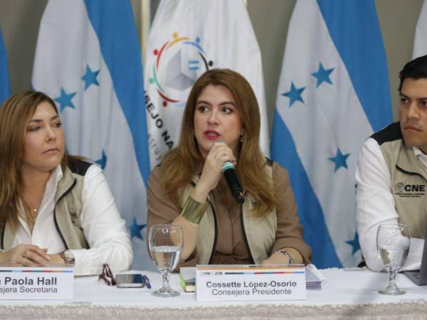 Los consejeros del CNE, Ana Paola Hall, Cossette López y Marlon Ochoa, aprobaron los pliegos del sistema Trep a tres meses de las elecciones generales.​​​​​​