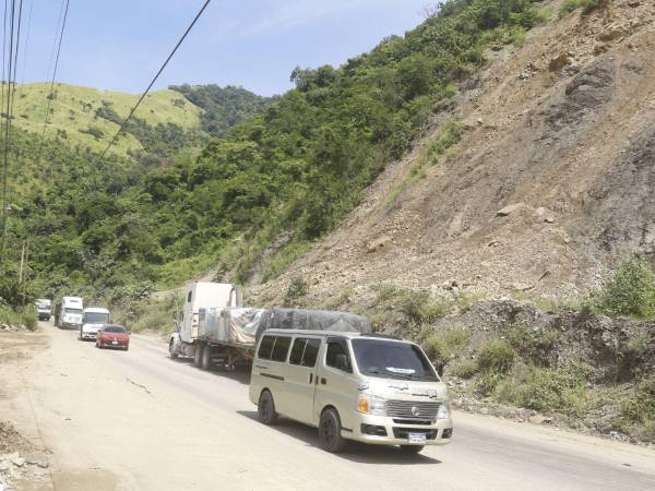 Cada vez que el derrumbe contiguo a la colonia Lempira vuelve a activarse —especialmente con las lluvias— y paraliza el paso de miles de viajeros, surge la misma pregunta entre quienes transitan hacia el occidente del país o hacia los sectores más poblados de San Pedro Sula: ¿qué pasó con la construcción de la nueva carretera, el bulevar prometido entre La Lempira y Naco?