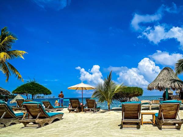 Las playas de Honduras son uno de los destinos turísticos más populares durante este período, especialmente por su cercanía con importantes centros urbanos y por la belleza natural que ofrecen.
