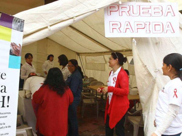 Aunque una persona con VIH reciba tratamiento y tome sus medicamentos, continúa siendo portadora del virus, por lo que se recomienda el uso del condón para protegerse y proteger a otros.