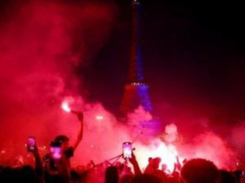 Desorden en París en festejo de aficionados de PSG tras ganar Champions League