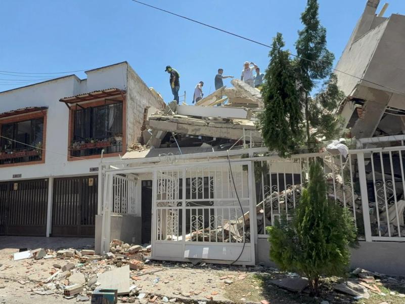 Halló la casa deshecha: Madre busca a su hijo entre escombros tras terremoto que sacudió a Colombia