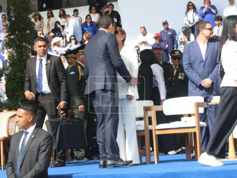 Tomás Zambrano y su esposa Yohana Lagos protagonizan romántico momento durante los desfiles patrios
