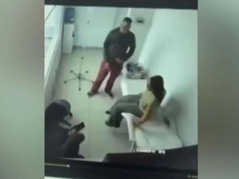 Abogada de médico que atendió a la chef Sandra Díaz dice no anda huyendo, es una persona íntegra