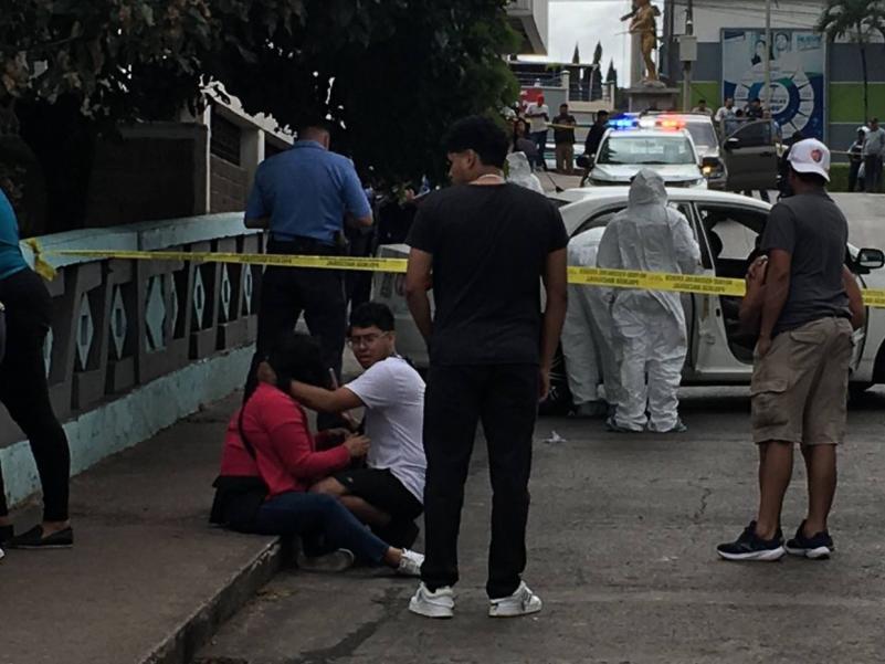 Entre llanto y dolor, familiares identifican a taxista asesinado en La Reforma