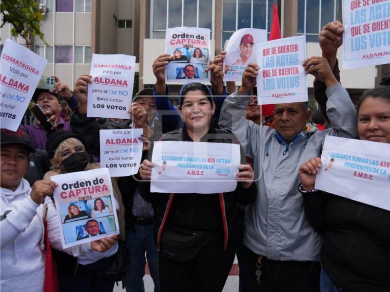 Más de un centenar de personas, militantes de Libertad y Refundación (Libre) llegaron está mañana hasta las instalaciones de la Corte Suprema de Justicia (CSJ), para exigir a la Sala Constitucional, que dicte resolución de los amparos interpuestos a favor del todavía alcalde, Jorge Aldana.
