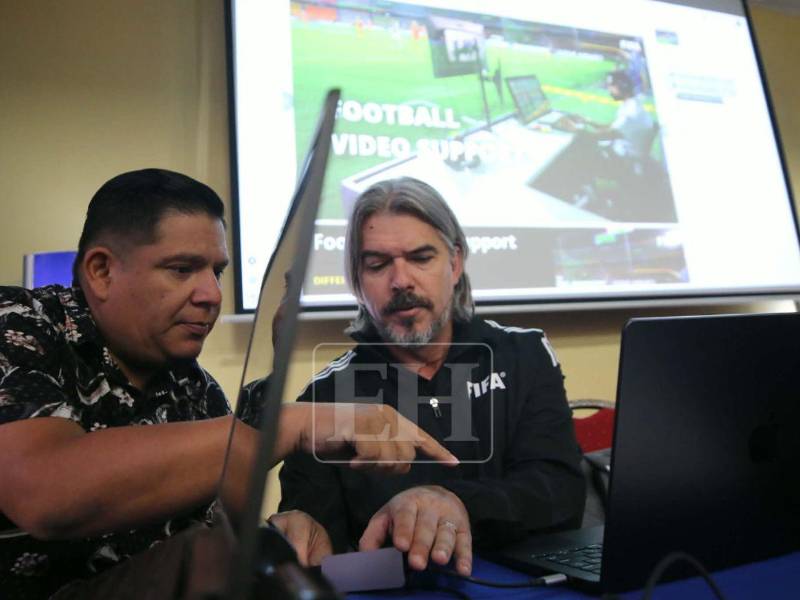 Pericles Cortéz durante el inicio de la capacitación.