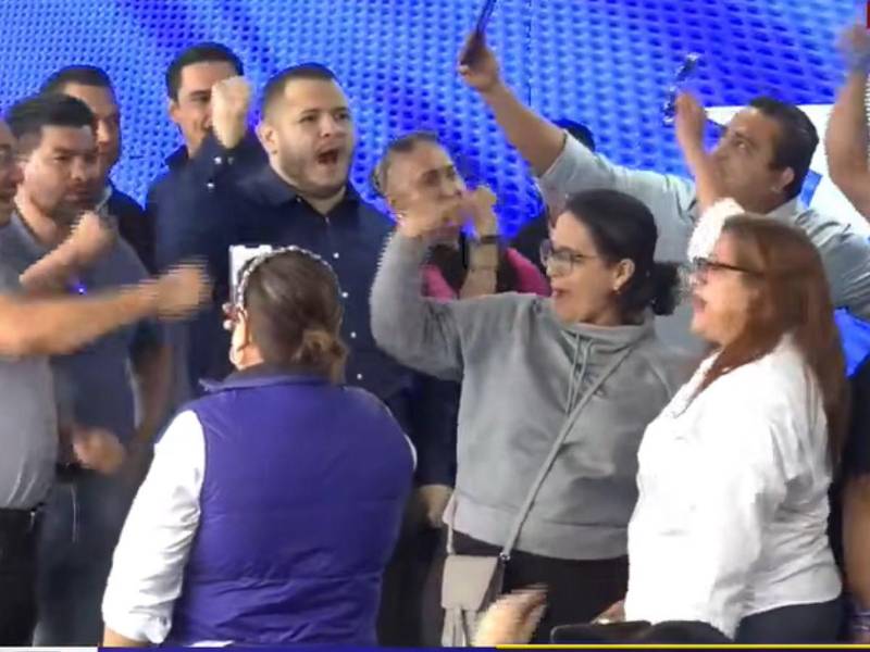 El búnker del Partido Nacional se mantiene lleno de militantes que, entre consignas y celebraciones, esperan que el CNE emita la declaratoria presidencial a favor de Nasry Asfura.
