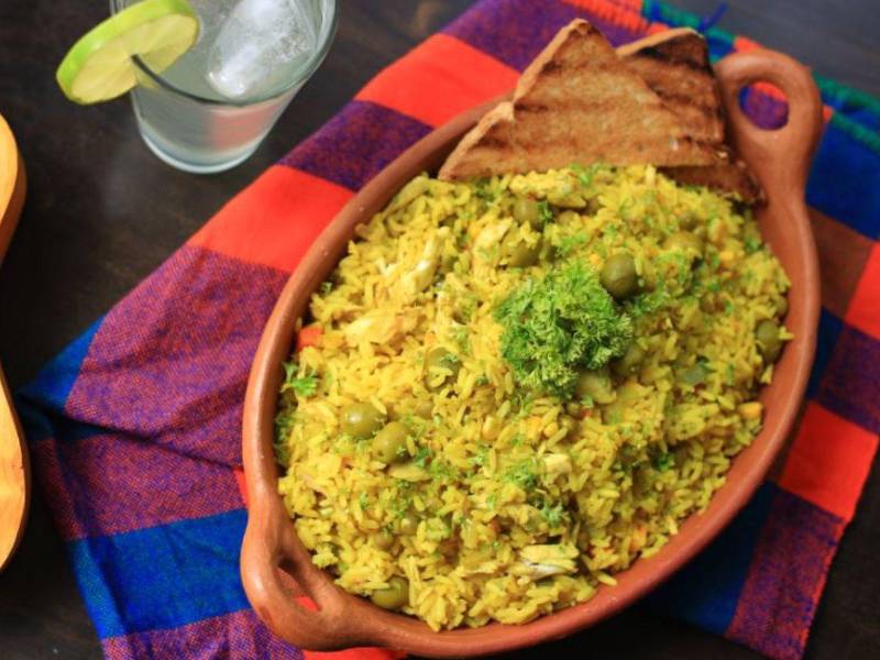 Arroz con pollo, una receta casera y completa, una alternativa para el menú familiar.