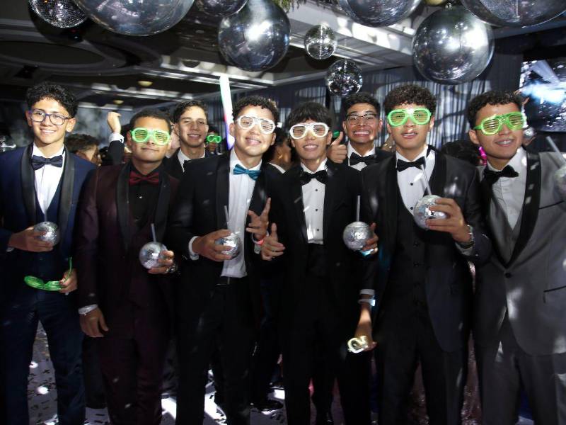 La fiesta se prolongó hasta la madrugada.