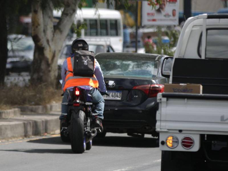 Los conductores de motocicleta deben andar con su chaleco reflectivo de color anaranjado, según el director de Tránsito.