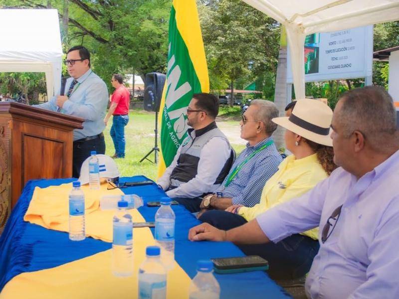 El rector Roy Menjívar al colocar la primera piedra de un nuevo edificio cuya construcción quedo aprobada en el gobierno anterior. De derecha a izquierda, lo escuchan: Lalo Zelaya, gobernador de Olancho; la diputada nacionalista Patricia Figueroa; Ventura Zelaya, presidente de la JDU; y Norman Montes, secretario de la Secretaría de Administración de Proyectos e Infraestructura (Seapi).