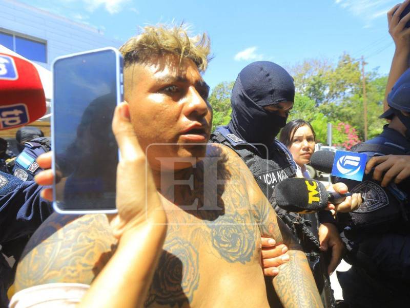 Con el brazo vendado a causa de un rozón de bala que le fue propinado durante el operativo para capturarlo, llegó a las instalaciones de la Dirección Policial de Investigaciones (DPI) Kleivin Emilson Orellana, supuesto líder de la banda criminal La Kleivona. Aquí los detalles