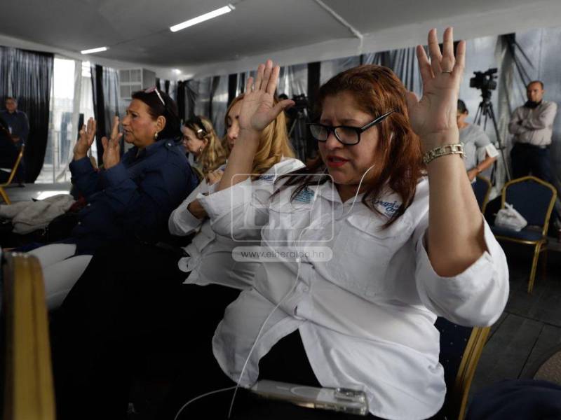 Nacionalistas congregados en la sede del Partido Nacional, protagonizaron un momento de oración, en medio de una jornada electoral intensa por el escrutinio de votos a nivel presidencial.