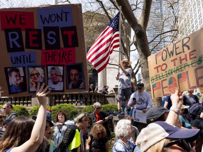 Miles de personas participan en protestas convocadas en un millar de ciudades y municipios de Estados Unidos, en contra de las políticas de Donald Trump.