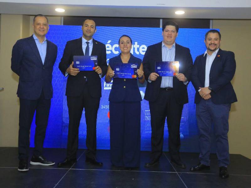 Ejecutivos de Finsol, Mastercard y Processusnet, presentan la tarjeta de débito, destacando su papel en la inclusión financiera y el acceso a la economía digital.