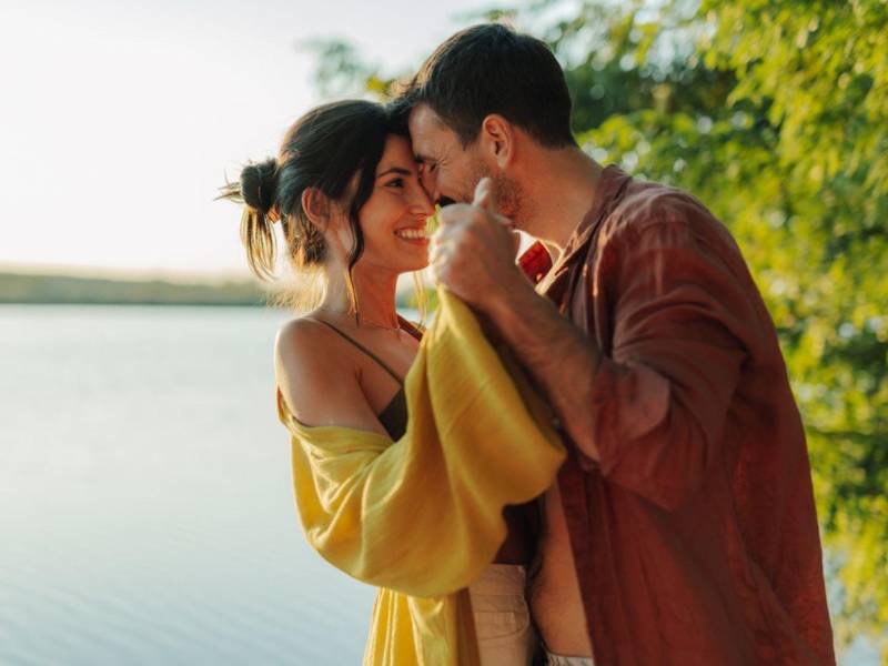 Las investigaciones del Instituto Gottman recuerdan el poder de los gestos cotidianos con una máxima contundente: Small things often; es decir, pequeños actos de reconocimiento y aprecio que edifican un cimiento más sólido que los gestos grandiosos.