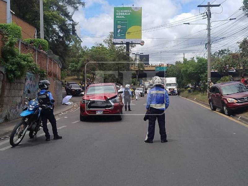 Así quedó el automotor que impactó contra el peatón, segándole la vida de manera inmediata.
